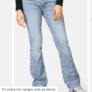 Så snygga lågmidjade jeans, har gjort några egna hål/slitningar själv som man ser på sista bilden💘 Innerben- 86cm Midjemått-38cm rakt över Sömmen nere vid benen är nersprätt så att dom blev lite längre men ibget man tänker på💘