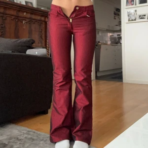 Lågmidjade röda bootcutjeans 34 - Skitsnygga vinröda bootcutjeans från Passenger i strl 34! Som ni ser är de för små för mig😔Passar nån som är typ 160-165 cm lång och smal😄Aldrig använda