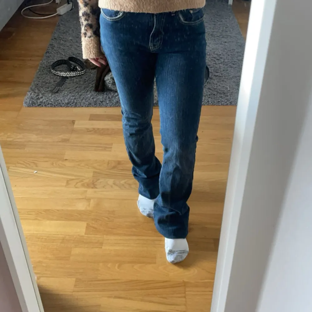 Sjukt snygga jeans som är för långa för mig (de är uppvikta på bilderna). Midjemått: 36 rakt över, innerbenslängd: 81. Köptes för 600❤️. Jeans & Byxor.