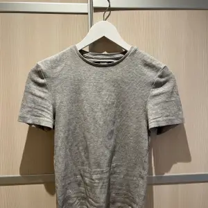 Hej! Säljer denna fina T-shirten ifrån bikbok i storlek M. Använd MAX 2 gånger och köptes för 169 kr och jag säljer för 69 kr💓