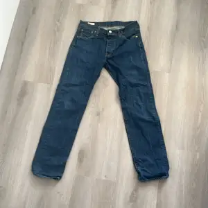 Ett par mörkblåa Levis 501 Jeans till salu! Storlek W30 L32. Bra skick. Modellen är 182cm. Nypris: 1000kr, mitt pris: 300kr. Hör gärna av er om frågor!