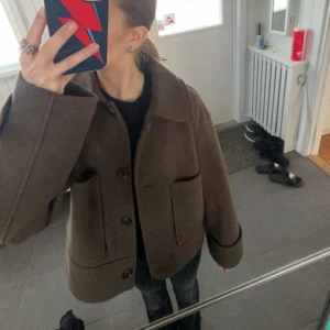 Kappa från Kappahl  - Brun kappa från Kappahl, köpt förra hösten men har sparsamt använts. Nypris 900kr💓