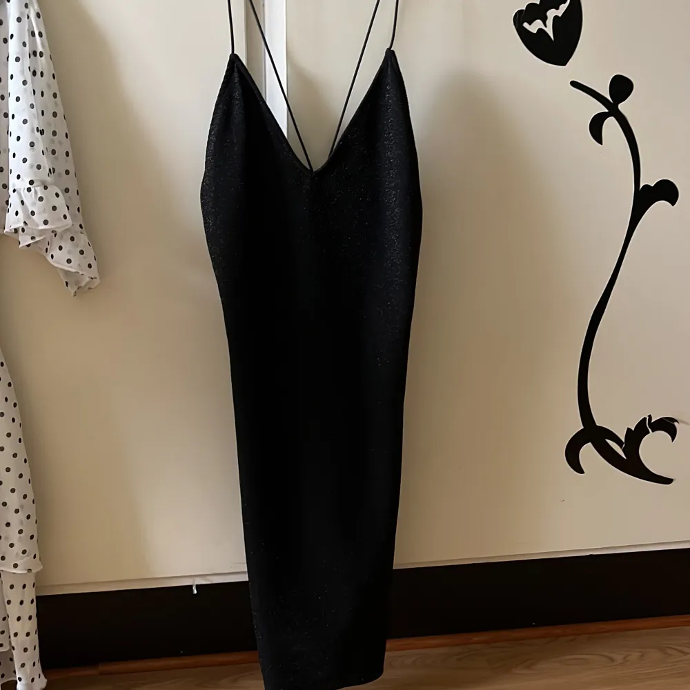 Supersnygg svart glittrig klänning från hm Använts 1 gång Väldigt bra skick. Klänningar.