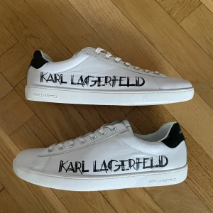 Karl Lagerfeld Skor - Säljer nu dessa skor som aldrig är använda. Nypris är 2000 kr säljer mina för 1100 kr. Hör av dig om du har frågor!