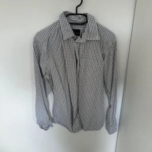 Peak performance skjorta  - Hej Säljer min peak performance skjorta pga att den inte används 