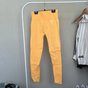 Gymshark träningstights - Ett par gula gymshark träningstights i storlek S! Aldrig använda! Kontakta för fler frågor!💛💛
