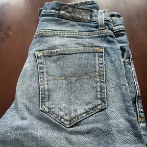 Tiger Jeans Slimfit liknande Pistolero, Italienskt Premium Denim. Skön tvätt. Storlek W29 och L32. Hör av er vid ytterligare funderingar! 🤩 