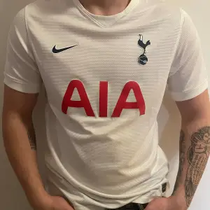 Tottenham T-shirt Stolek M bra skick modellen är 185cm lång 