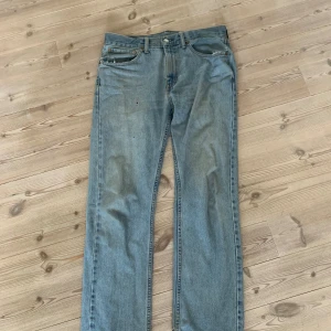 501 Levis jeans  - W32 L32, schyssta Levis 501 med bra tvätt. Har ett hål mitt på högra byxbenet samt en liten blå färg fläck. Jeansen har tecken på att de är använda! Hör av er vid intresse! 