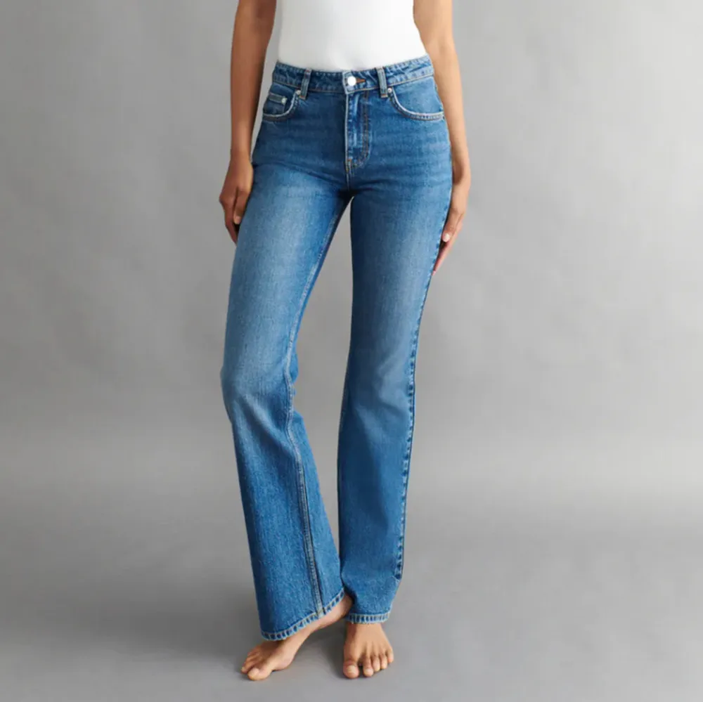 Ett par bootcut jeans från Gina med medelhög midja. Har använt några gånger men finns inga defekter. 🩷. Jeans & Byxor.