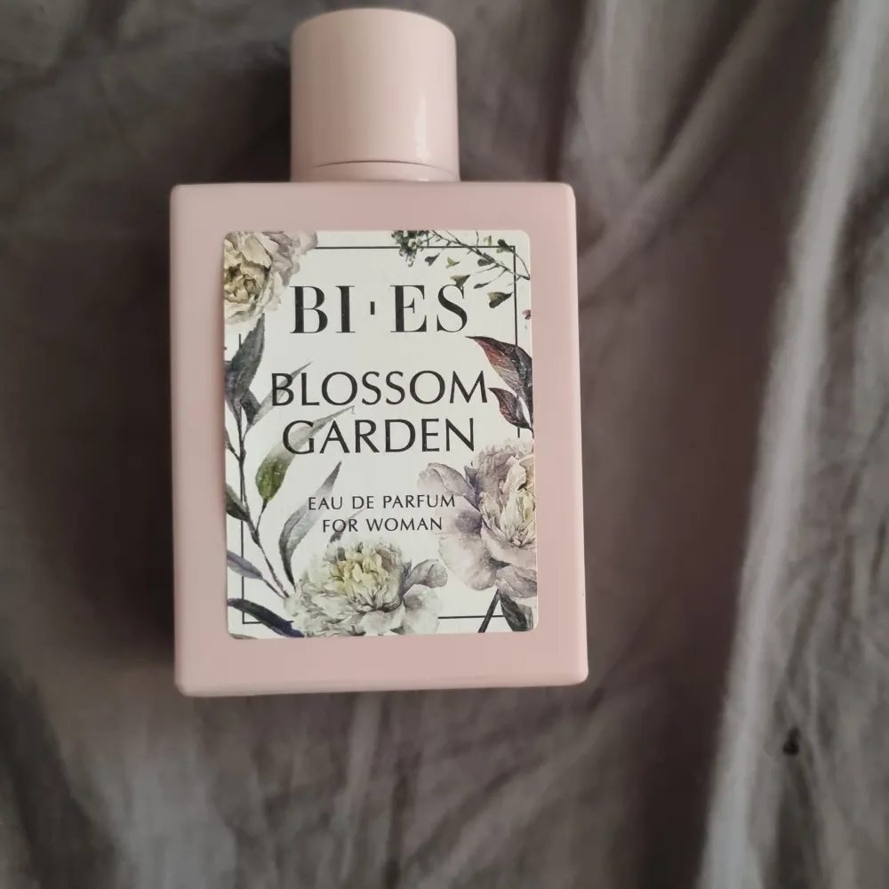 En parfym med doft av blossom garden❤️ fick i present och använd cirka 3 gånger med få sprut då jag inte gillade doften så mycket❤️. Parfym.