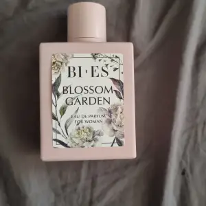 En parfym med doft av blossom garden❤️ fick i present och använd cirka 3 gånger med få sprut då jag inte gillade doften så mycket❤️