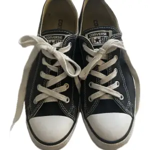 Svarta Converse skor i jätte bra skick (aldrig använda av mig) helt rena och inga defekter! Står storlek 40 men känns mer som typ 39🙂 säljer eftersom att de är lite för stora