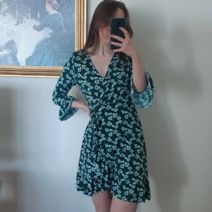 Grön klänning - Tunn och skön klänning som passar bra till vår och sommar.   Säljer pga att jag inte använder den längre.  Köpare står för frakt!