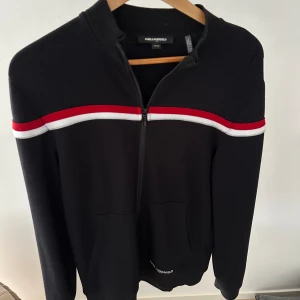 Karl Lagerfeld Zip - Säljer nu denna exklusiva zip från Karl lagerfeld som inte längre säljs. Den är i toppskick och kostar 3000kr ny men mittpris 549kr. Storlek M och modellen på bilden är 186cm. Priset är ej hugget i sten och bara att höra av er vid frågor. Mvh Liam