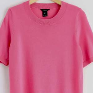 En rosa stickad T-shirt från Lindex. Har knappt använt och det finns inga defekter🩷🩷