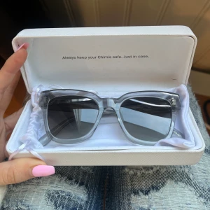 Chimi glasögon  - Säljer mina fina gråa chimi solglasögon i storlek ”07” som passar perfekt nu till våren, sommaren och hösten. Ingen defekt alls på solglasögonen och är precis som i nyskick. Fodral och ”påse” ingår. Kan även tänka mig byta mot bruna i samma storlek.