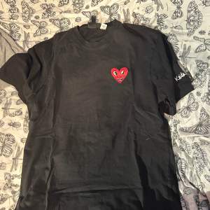 Knappt använd Keith Haring t-shirt med hjärt-tryck, betalade 500 för den Köpare står för frakt!