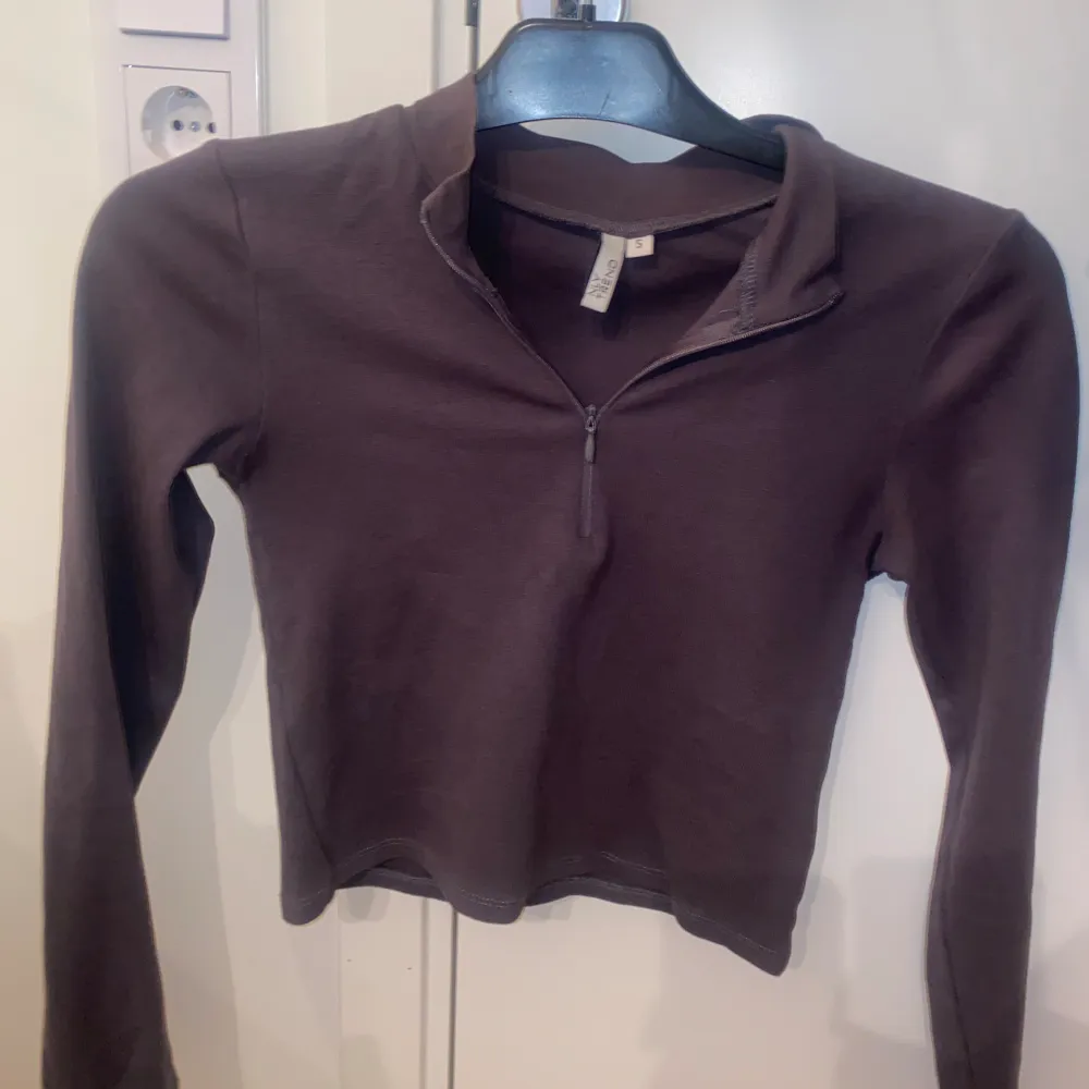 Säljer denna fina zip up tröjan från Nelly💕 säljer pga den aldrig kommer till användning💕. Tröjor & Koftor.