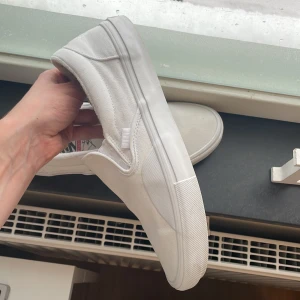 Vans White - Looking to sell my Vans. Looking new, barely used. Bought new ones with more stability. 