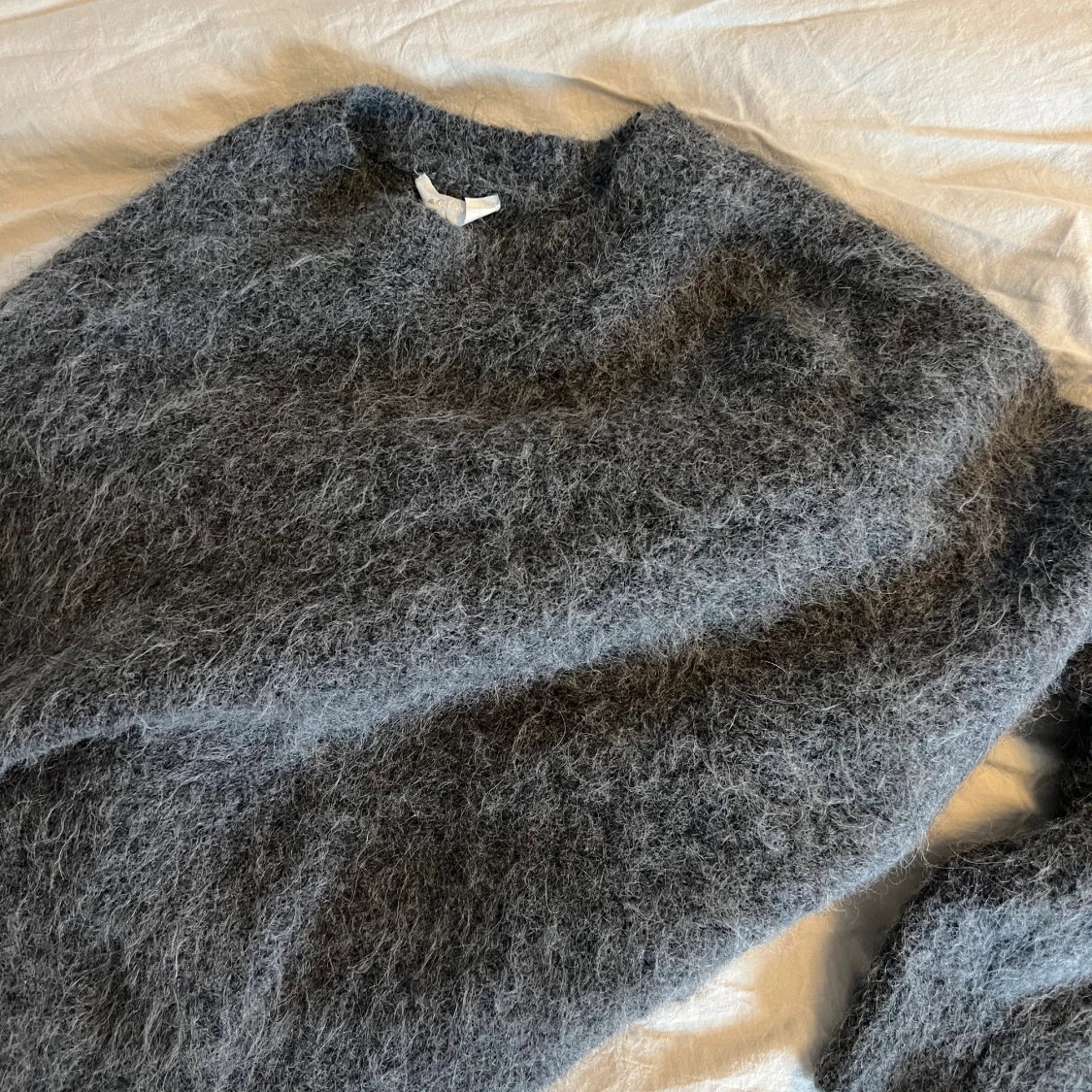 Grå stickad tröja från le ger