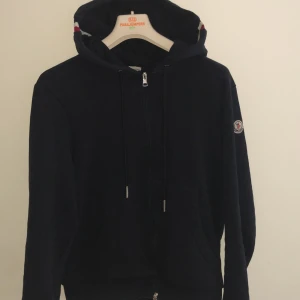 Moncler Zip - Säljer en fin Moncler zip  Den har nfc scan på arm och lapp inne i tröjan Färgen är lite otydlig på bilden men den är marinblå