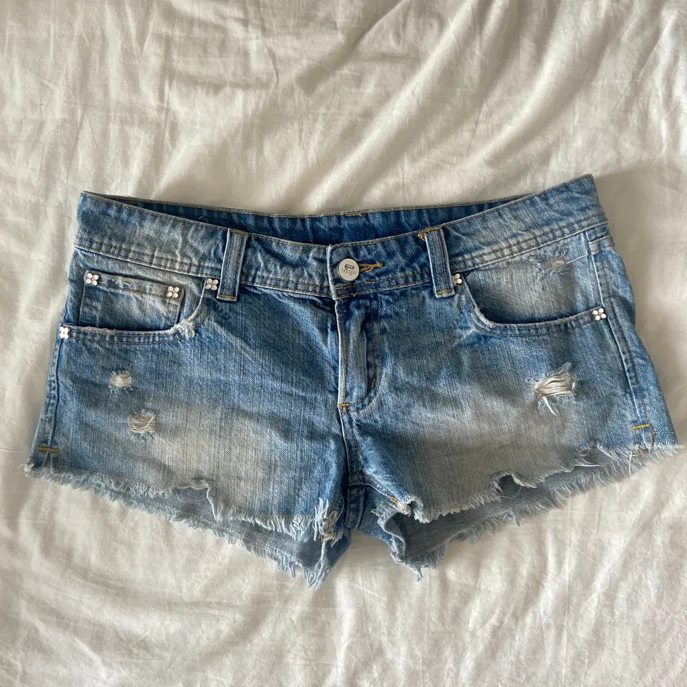 Så snygga lågmidjade jeansshorts dom tyvärr är för små för mig (kan inte skicka bild på)💓 står ingen storlek men skulle gissa på typ 38. Shorts.
