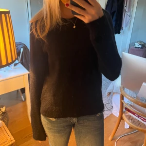 Mörkblå stickad  - Mörkblå stickad tröja från Zalando märket femme. 