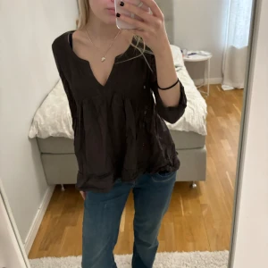Ord Molly topp/blus  - Så söt topp/ blus från odd molly i mörkgrå färg. Står att det är storlek 1 på lappen och passar mig som brukar ha xs-s