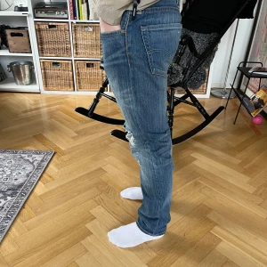 Levi’s jeans 508or - Hej, säljer nu mina Levi’s 508or i storlek W31 L32. Jeansen är som nya 10/10 skick och modellen på bilen är ungefär 177 och väger 70kg dock är jeansen för stora för modellen. Hör av dig om eventuella frågor😁