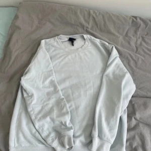 Sweatshirt - En ljusblå relaxed fit sweatshirt som int kommer till användning längre pga storlek😔Inga defekter alls🙏Annars vore det ett perfekt plagg inför sommarn☀️ Pris kan diskuteras💕