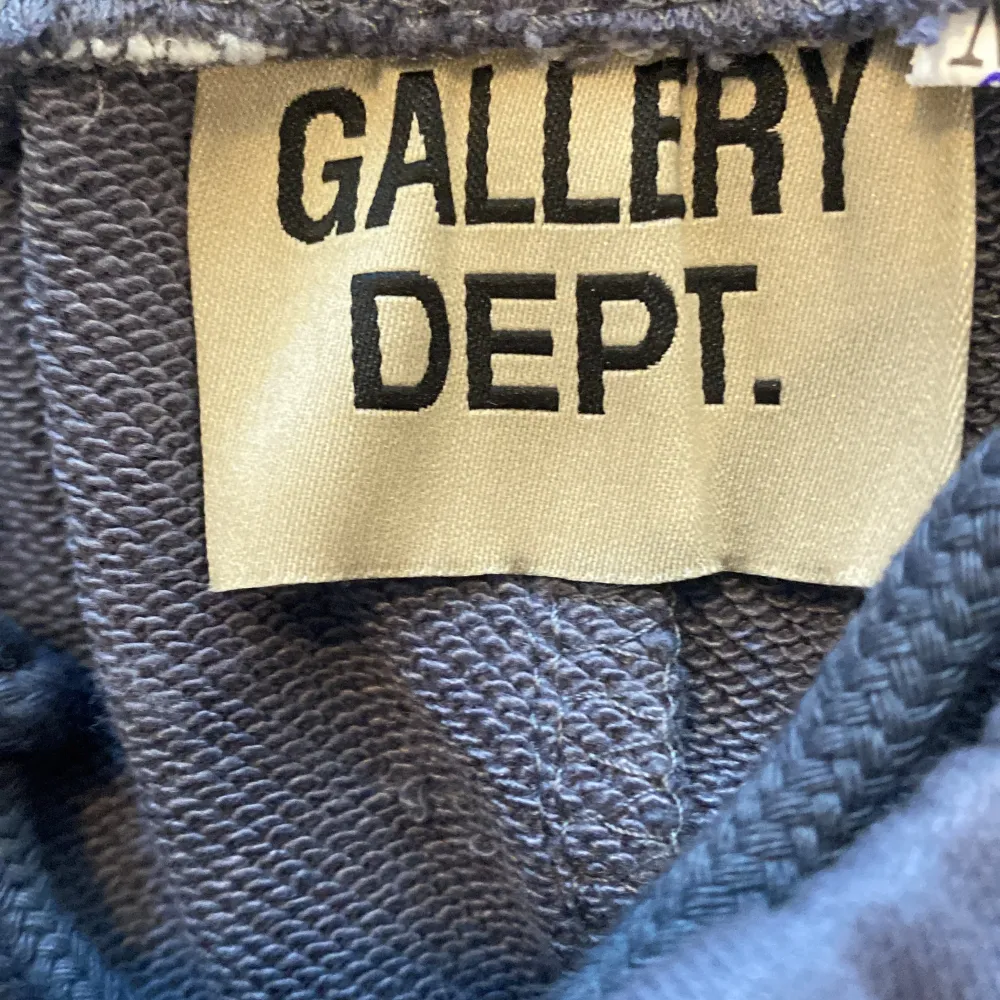 Säljer min feta gallery dept byxor, helt oanvända. Säljer då dem var för stora. Pris kan diskuteras . Jeans & Byxor.