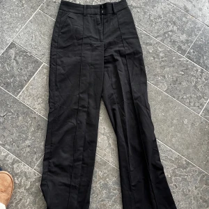 NAKD kostymbyxor - Midwaist kostymbyxor med raka ben. Använda en del men inget fel på byxan🌸