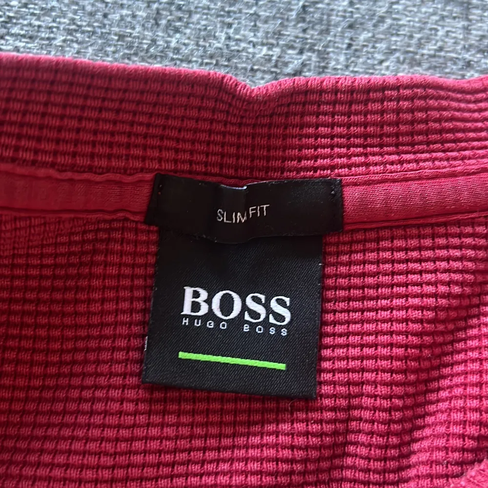 Vinröd Hugo Boss tröja till salu, inga skador eller fläckar, använd max 4-5 gånger, som helt ny. Hoodies.