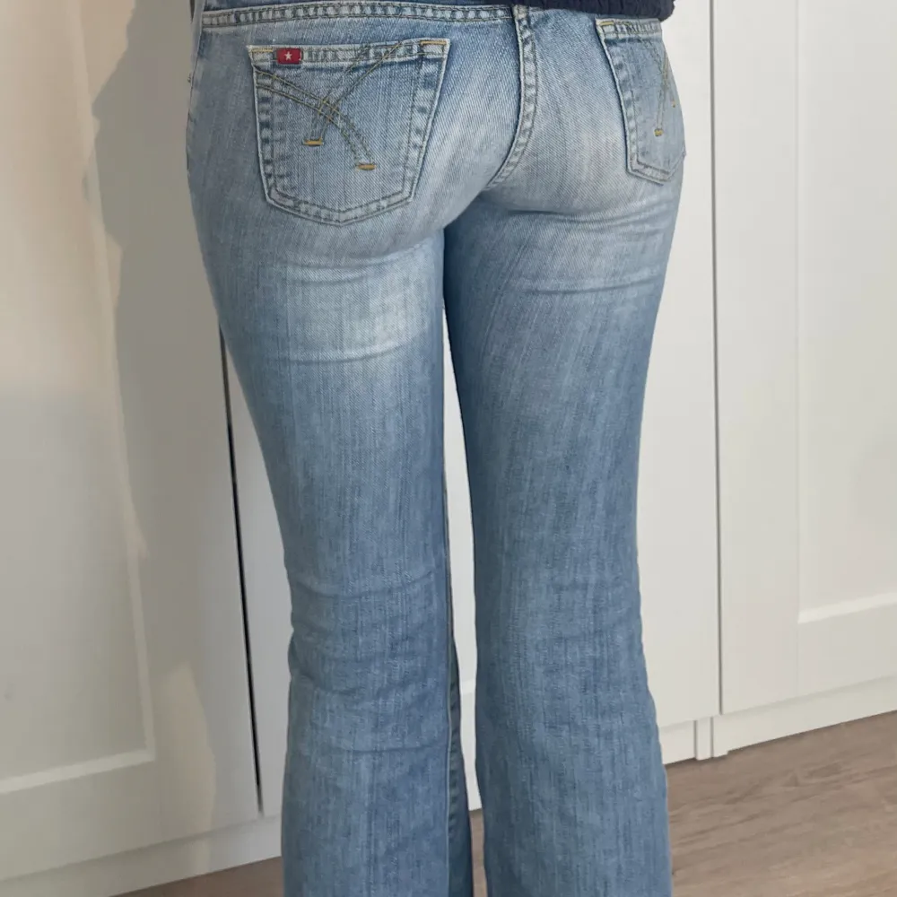 Jätte snygga lågmidjade jeans från big star som är lite för korta för mig som är 173cm. I jätte bra skick. 💕 skriv om intresserad! Midjamottet är 35 cm och innerbenslängden är 80 cm. . Jeans & Byxor.