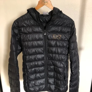 EA7 jacka  - Svart EA7 (EMPORIO ARMANI) Jacka i storlek smal väldigt bra skick 