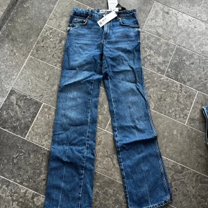 Zara lågmidjade jeans - Oanvända zara jeans. Lågmidjade med lite utsvängning i slutet av byxan. Jättefina men tyvärr lite stora på mig. ☺️