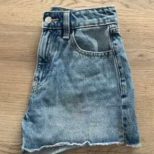 Säljer mina jeansshorts ifrån Cubus i storlek xs. Köpte förra sommaren så vet inte om de säljs längre, kommer inte ihåg nypris. Shortsen har som detalj slitningar längs nere. Säljs för 100kr. Hör av er för fler bilder💗💗