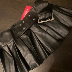 Kjol - Helt ny med prislapp