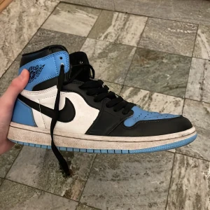 Jordan 1 UNC - Ett par snygga Jordan 1 som köptes förra året, den är rätt så creasad så därför säljer för billigt.