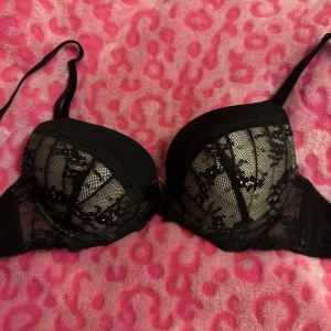 BH med spets design - Säljer denna super söta BHn då den var för liten för mig, den är originellt från SHEIN, därav det mindre priset ❤️Ej pushup, kuporna är ganska små och det finns ett liten körsbärs charm mellan kuporna. Priset går att diskuteras 💖
