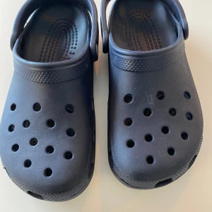 Crocs  - Fina crocs. Äkta. Marinblå, storlek 37-38