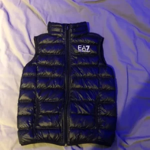 Helt ny Armani väst - En helt ny aramni väst som är I riktigt bra skicka 10/10 köpte den för 2 veckor där den kom för liten andvänd 2 gngr 
