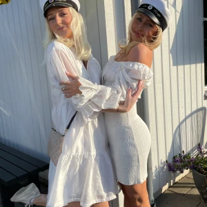 Stundtklänning - En jättefin studentklänning från Adoore med spetsdetaljer. Funkar både som offshoulder eller med ärmar uppe🤍🤍