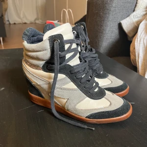 Isabel Marant liknande skor - Supersnygga skor perfekt nu till vår och sommaren!! Tecken på användning men väl omhändertagna. Står storlek 38 i skon men passar mig som vanligtvis har 39-40💞💞💞