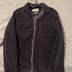 Elvine overhshirt - Säljer nu min fina Manchester overshirt som passar perfekt till våren! Storlek S men skulle säga att den passar M också! Den är lite solblekt och därav priset på den. Bara att höra av sig vid minsta fundering eller flera bilder!😁