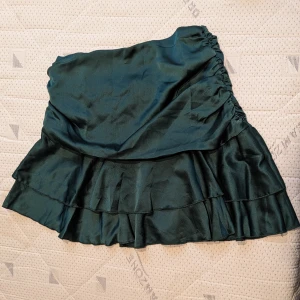 Kjol - Kjol i satin från shein. Endast provad. Storlek 38. Dragkedja i sidan. Köpare står för frakten.