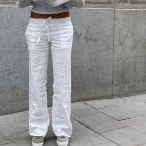 alohbalabel linnebyxor  - Säljer mina alohbalabel linnebyxor då de tyvärr inte kommer till anbändning, fing skick.  nypris 899kr ( snören är lite avklippta pga att de va för långa )