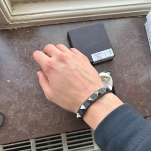 Valentino armband - Säljer nu mitt trendiga armband. Nypris är väl runt 3 tusen. Äkta såklart och unisex