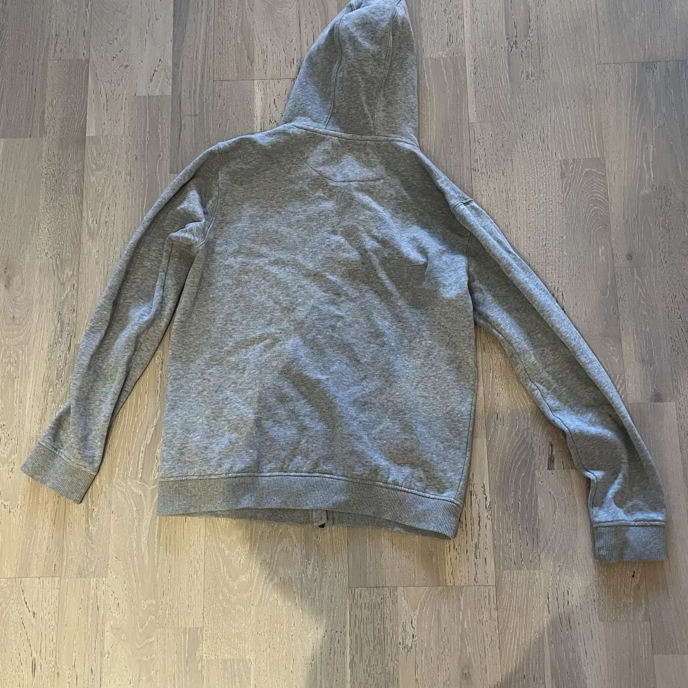 En riktigt snygg Lyle & Scott Zip tröja. Är i nyskick och har storlek junior 14/15 år.. Hoodies.